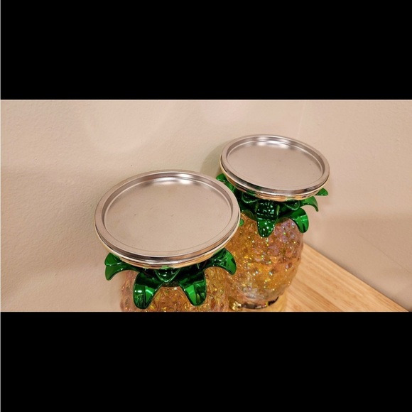 [Bath & Body Works] NWT PINEAPPLE GLITTER WATER-GLOBE LIGHT UP CANDLE
HOLDER - Picture 4 of 11